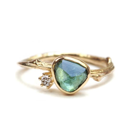 Bague vintage or et pierre bleue