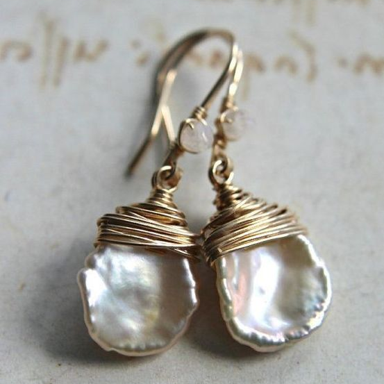 Boucles d'oreilles pendantes vintage en perles baroques
