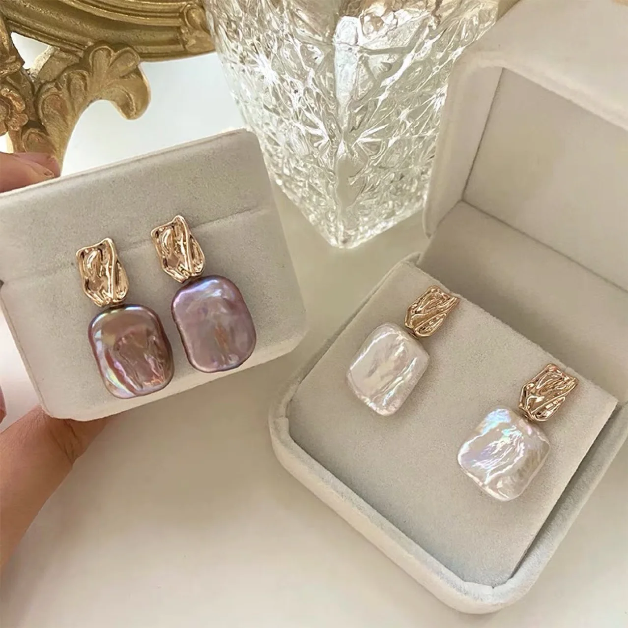 Élégantes boucles d'oreilles baroques en perles dorées
