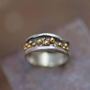 Bague vintage en or avec des perles en argent