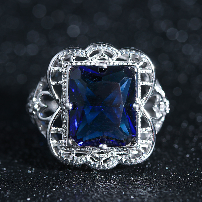 Bague vintage creuse en argent avec zircon bleu