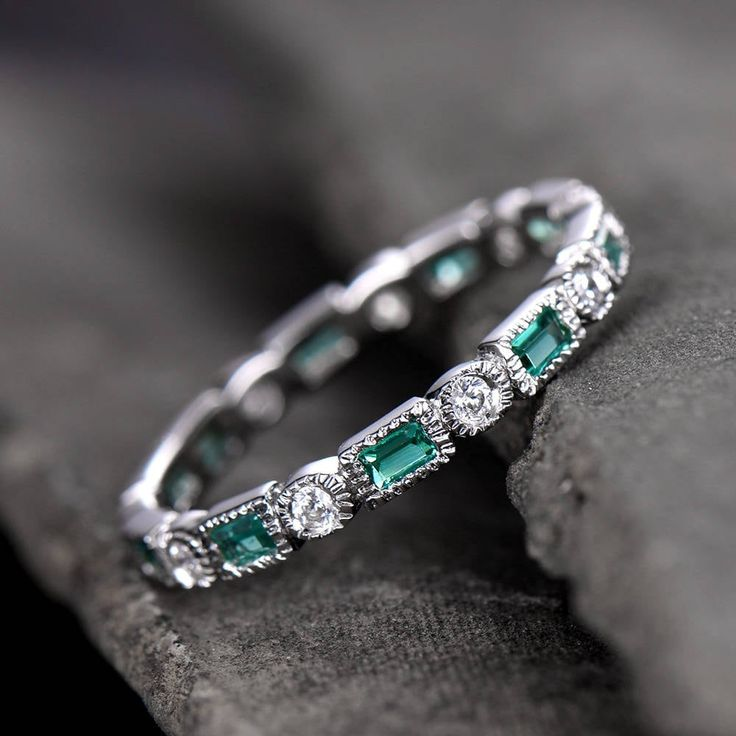 Bague vintage en argent avec zircone verte incrustée