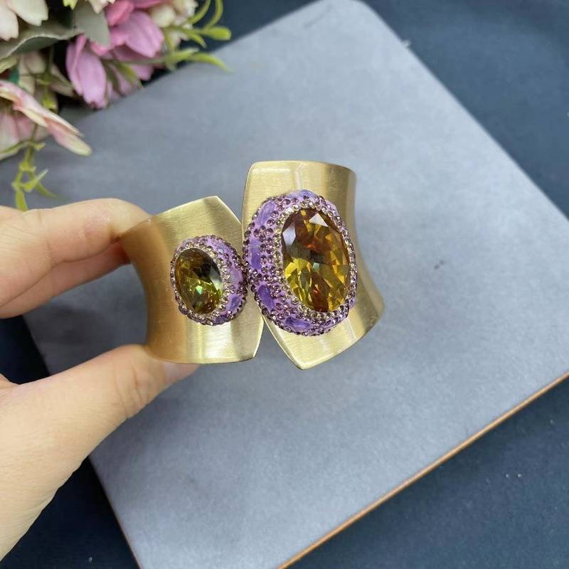 Bracelet vintage ouvert en verre violet