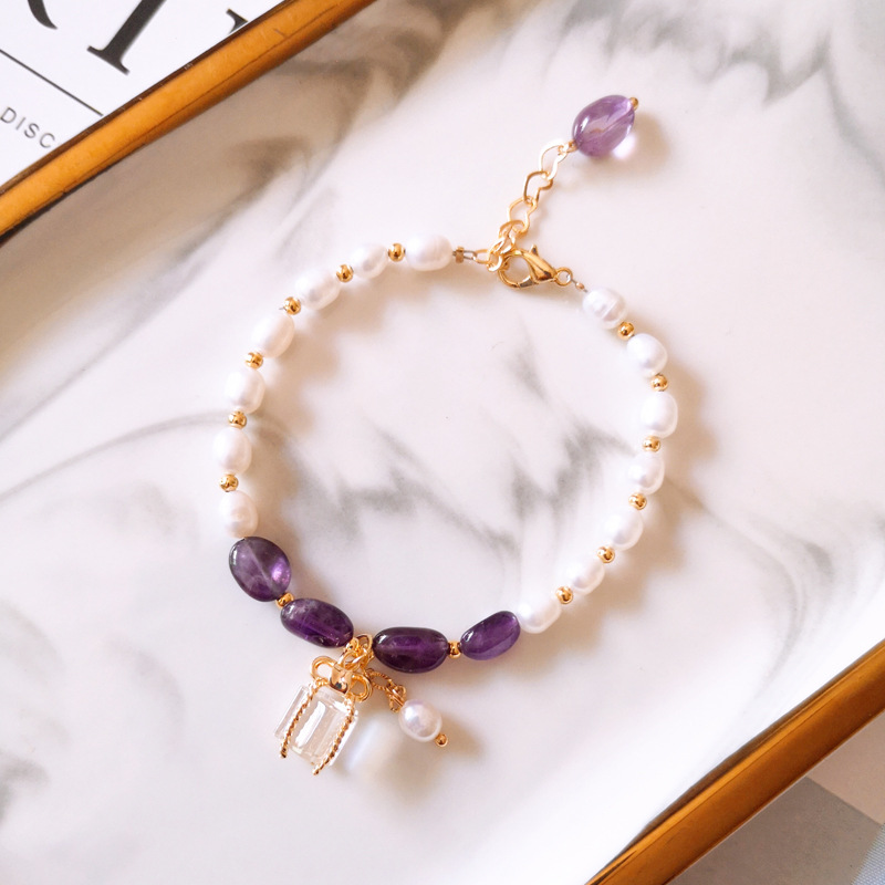 Bracelet avec des pierres violettes et des perles en or