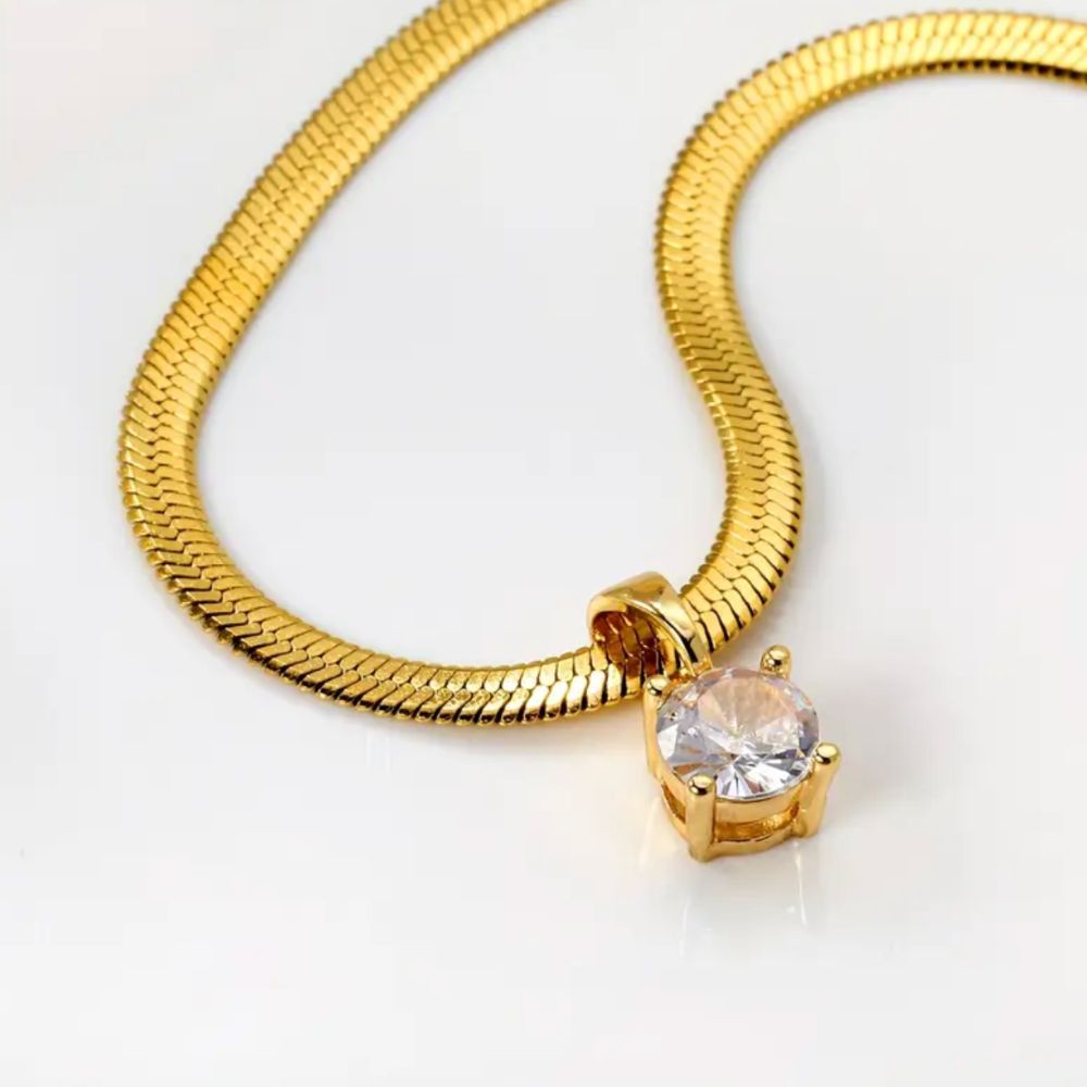 Collier élégant avec pendentif en strass