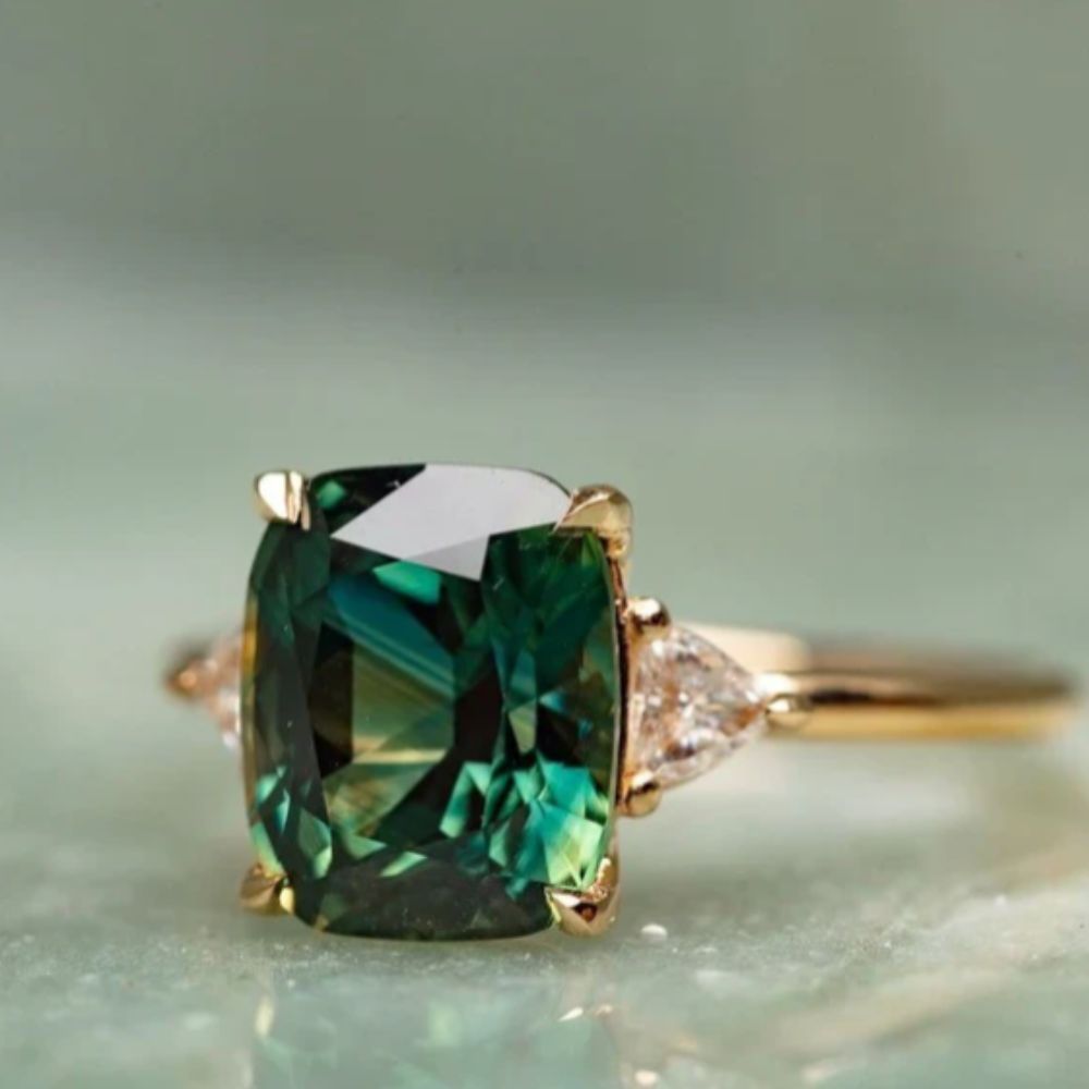 Bague en or vintage avec pierre verte