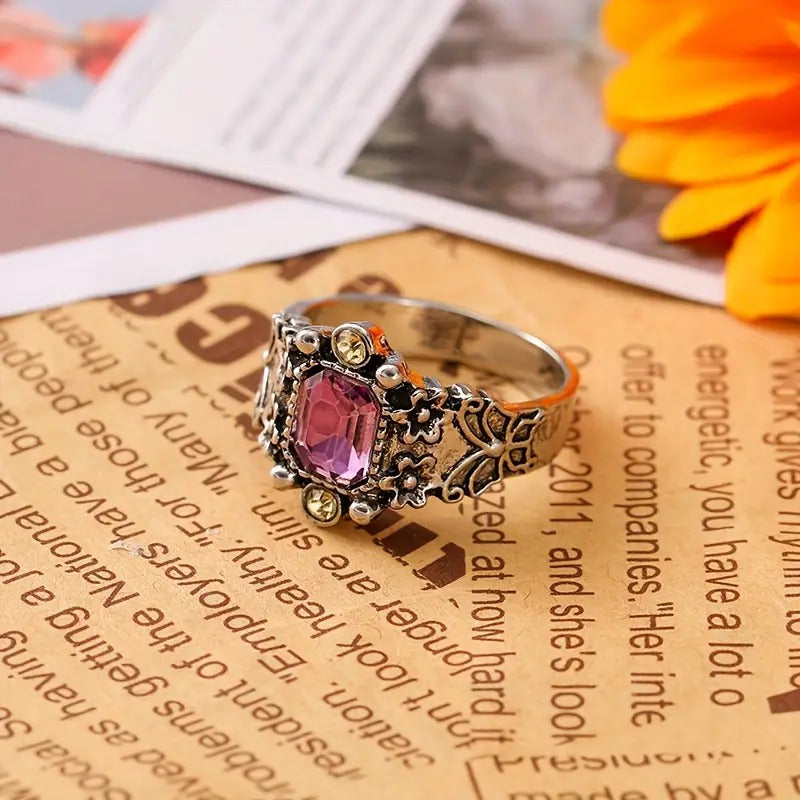 Bague vintage en or incrustée de zircone violette