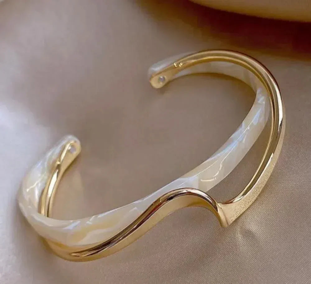 Bracelet élégant en or et opale blanche